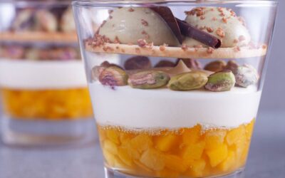 Postre en vaso de mango, pistacho y chocolate blanco